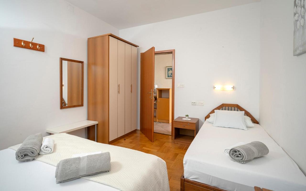 Apartment Nela Kalina Jelsa  Bagian luar foto