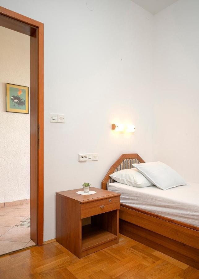 Apartment Nela Kalina Jelsa  Bagian luar foto
