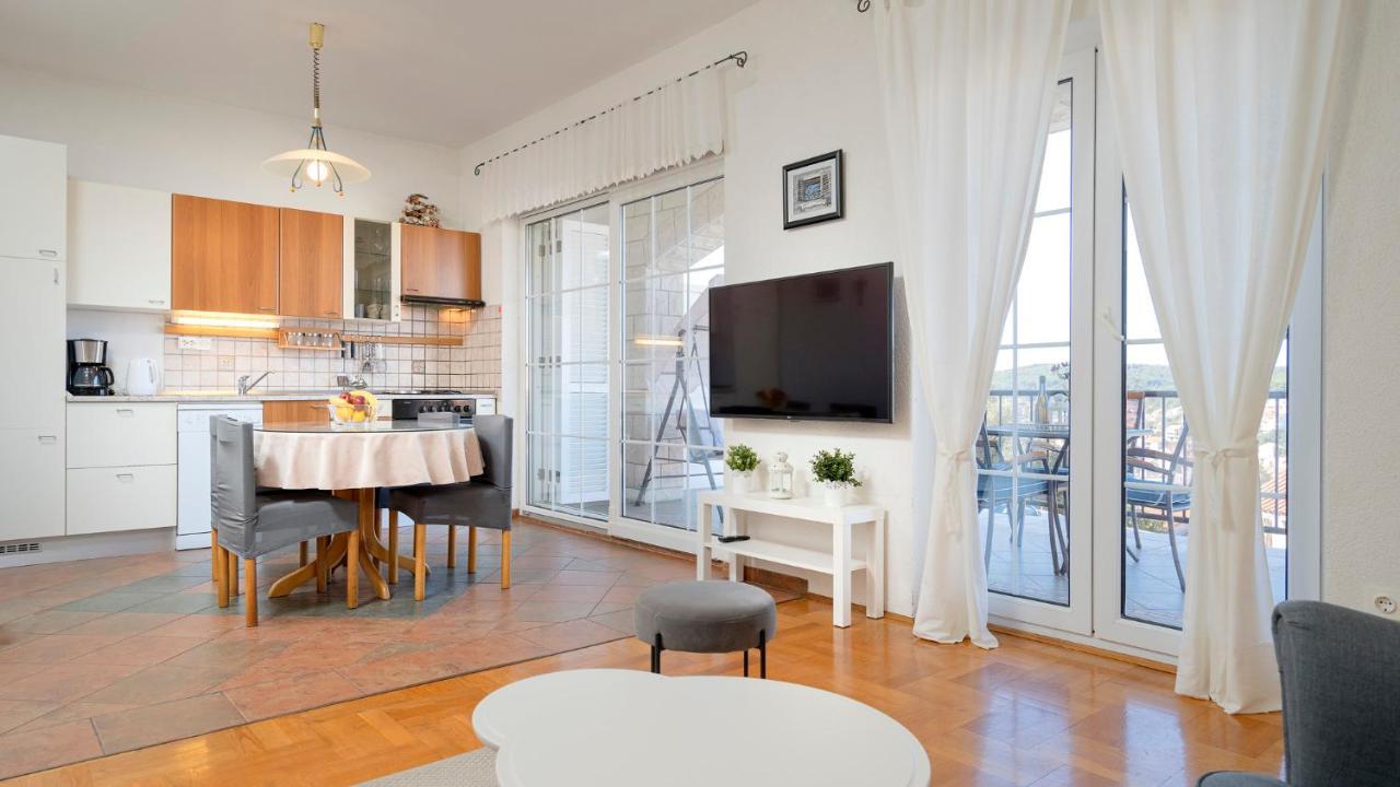 Apartment Nela Kalina Jelsa  Bagian luar foto